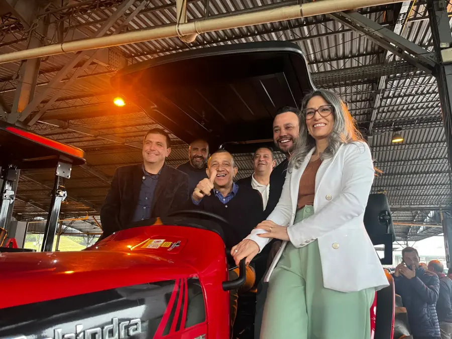 Parobé recebe três tratores agrícolas para fortalecer o setor rural
